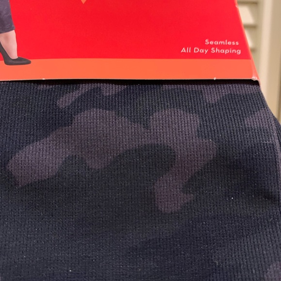NWT -Spanx Seamless Camo Leggings - Picture 6 of 6